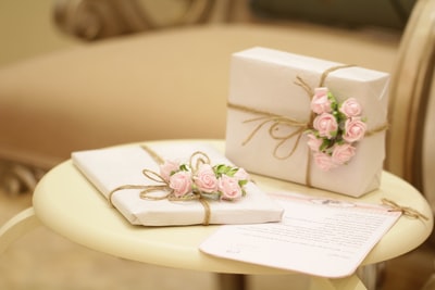 两个粉色和白色的花盒

